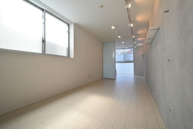 居室・リビング　2面採光　内装コンクリート　ダウンライト式照明