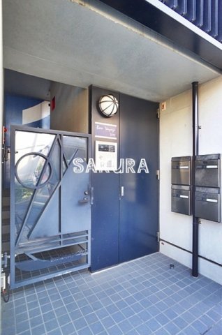 エントランス　重厚感のある建物デザイン♪