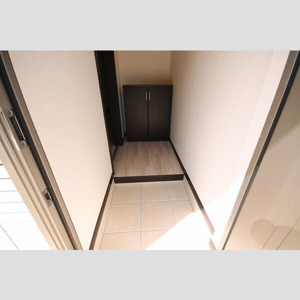 玄関　室内写真は別部屋の写真です。