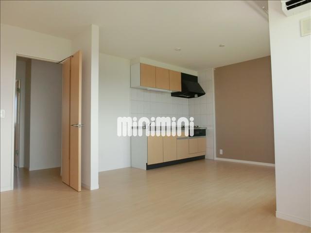 居室・リビング　アクセントクロスがオシャレなリビング