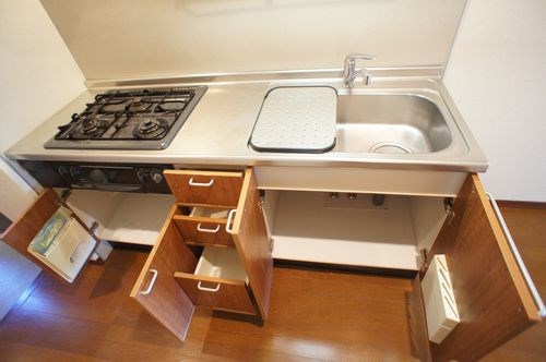 キッチン　キッチンには3口コンロ、グリル付♪