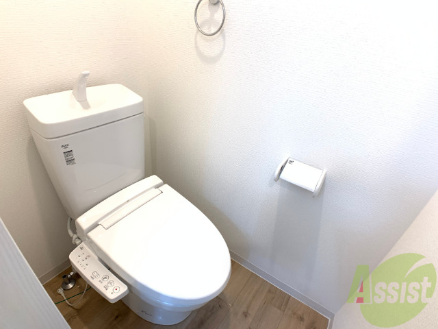 トイレ　嬉しいウォシュレット機能が付いたトイレです。