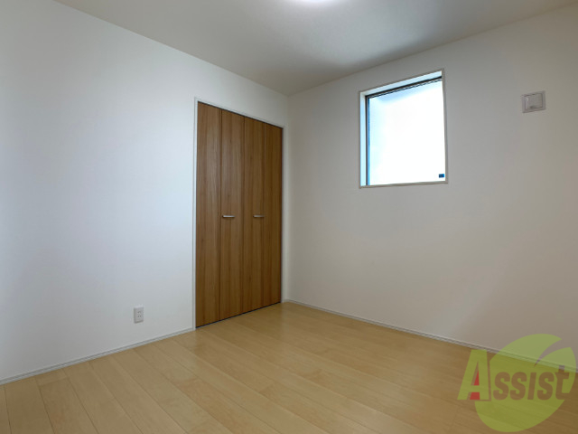 その他部屋・スペース　寝室には小窓が付いていました。日も差しそうですね。