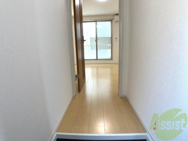 玄関　玄関から見た様子です。明るい印象ですね。