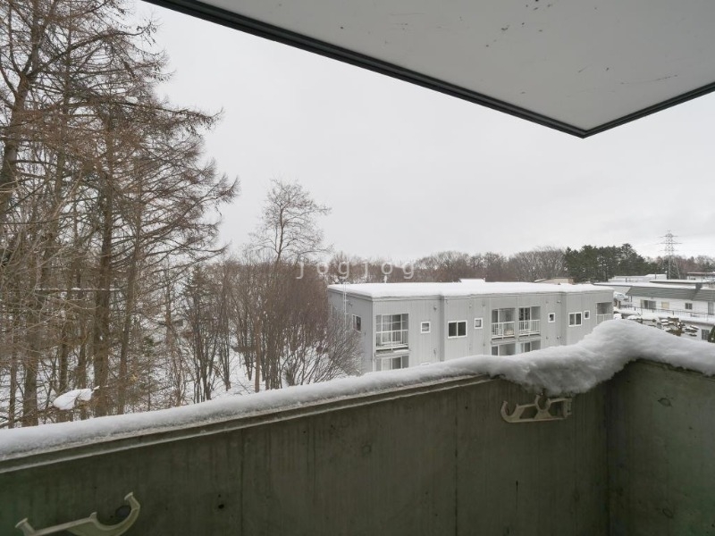 バルコニー　夏は天日干しも可能