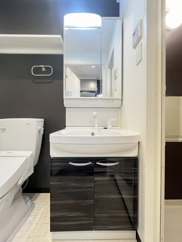 洗面設備　明るい洗面所です