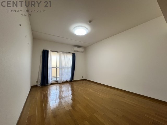 居室・リビング　床色が落ち着いた色合いで綺麗です♪