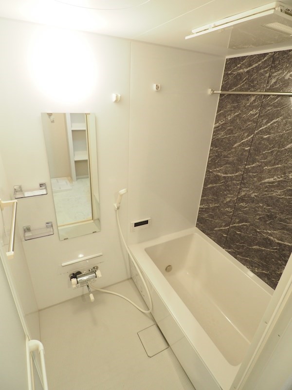 バス・シャワールーム　お風呂も広めでゆったりくつろげます。