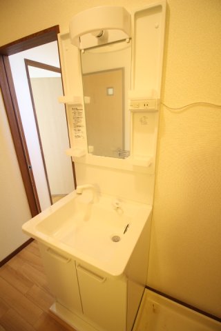 洗面設備　独立洗面台、小物を置くことができて便利です