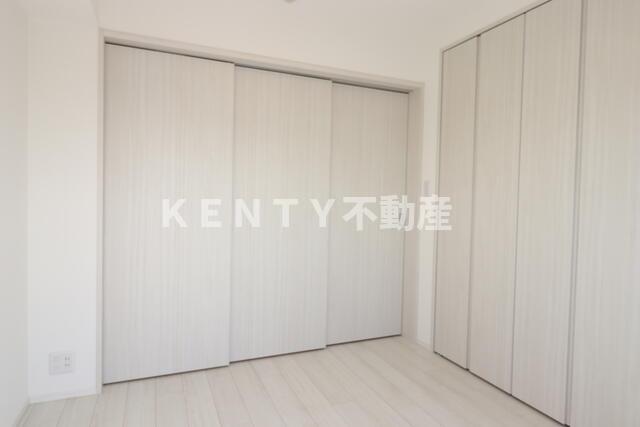 その他部屋・スペース　落ち着いた色調の寝室です