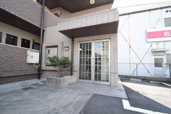 エントランス　ゆとりのあるエントランスです