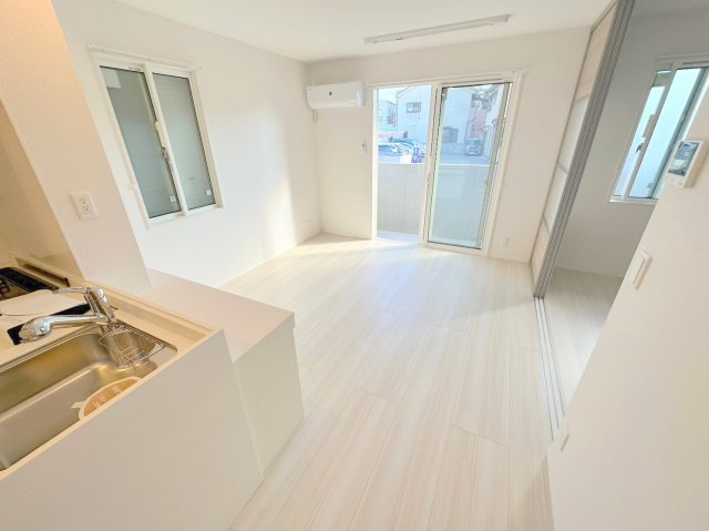 居室・リビング　明るく広々としたリビングです。