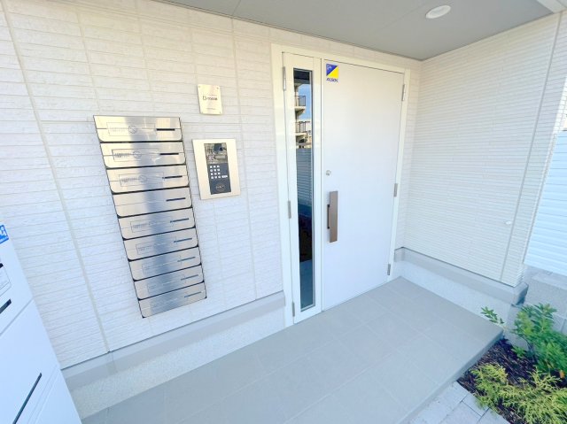 エントランス　オシャレなエントランスは安心のオートロック付きです。