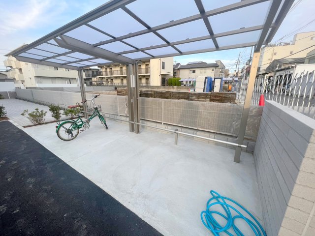 駐車場　敷地内にある駐輪場。雨の日にはうれしい屋根つきです。