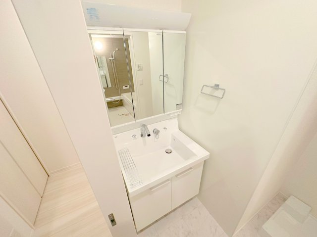 洗面設備　身支度が出来る独立洗面台です。