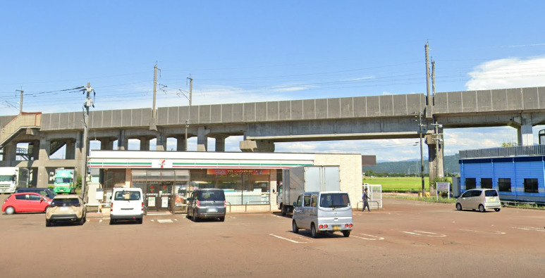 コンビニ　セブンイレブン新組町店（コンビニ）まで480m