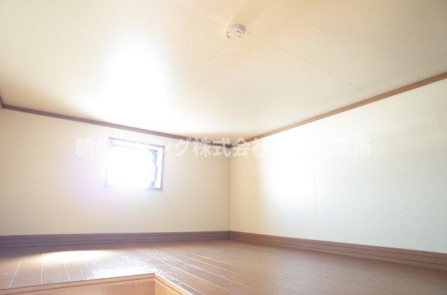 その他設備　収納豊富な屋根裏収納あり