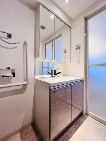 洗面設備　明るい洗面所です