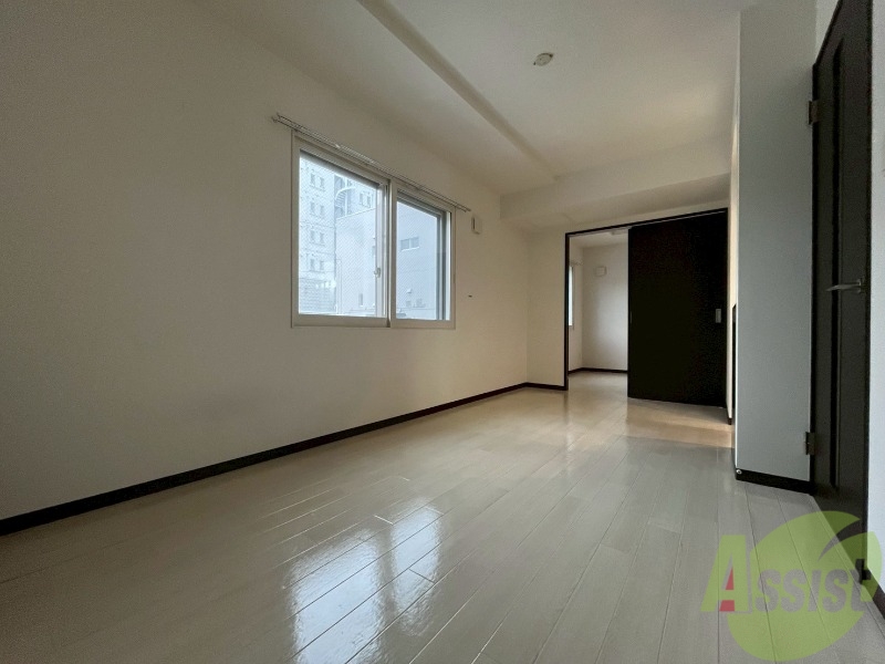 居室・リビング　リビングです。窓が大きくて明るいですね！