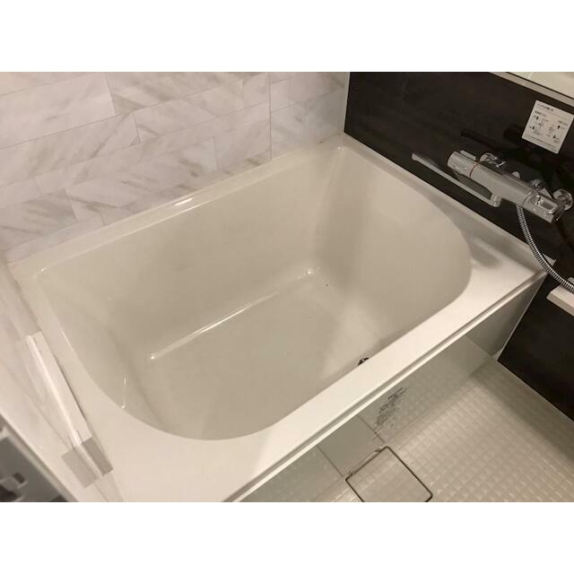 バス・シャワールーム　清潔感のあるバスルームです。