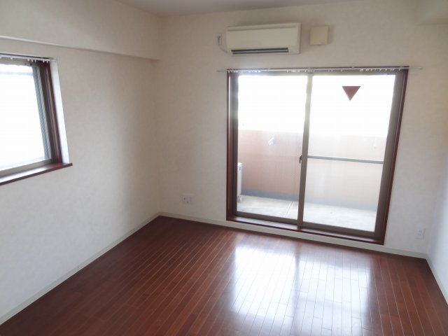 居室・リビング　２面採光で明るいお部屋