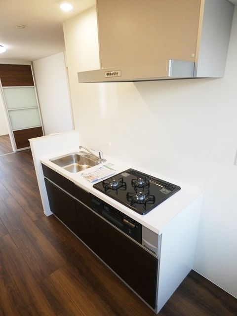 キッチン　グリル付き３口コンロのシステムキッチン