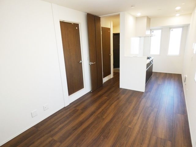 その他部屋・スペース　バルコニー側から見たリビングスペース