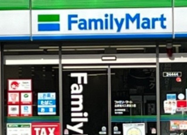 コンビニ　ファミリーマート西荻女子大通り店（コンビニ）まで2m