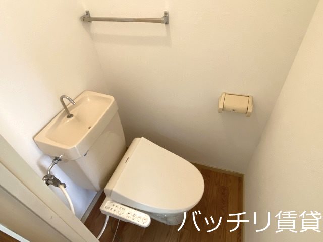 トイレ　別号室タイプの為、現状を優先いたします