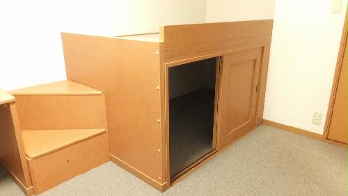 その他　ベッド下にも、収納スペースが御座います。