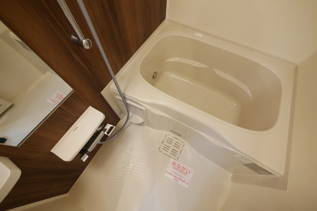 バス・シャワールーム　★奥行きのある浴槽です★