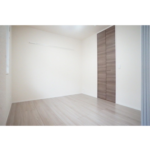 その他部屋・スペース　リビング隣接の洋室も窓・クローゼット完備