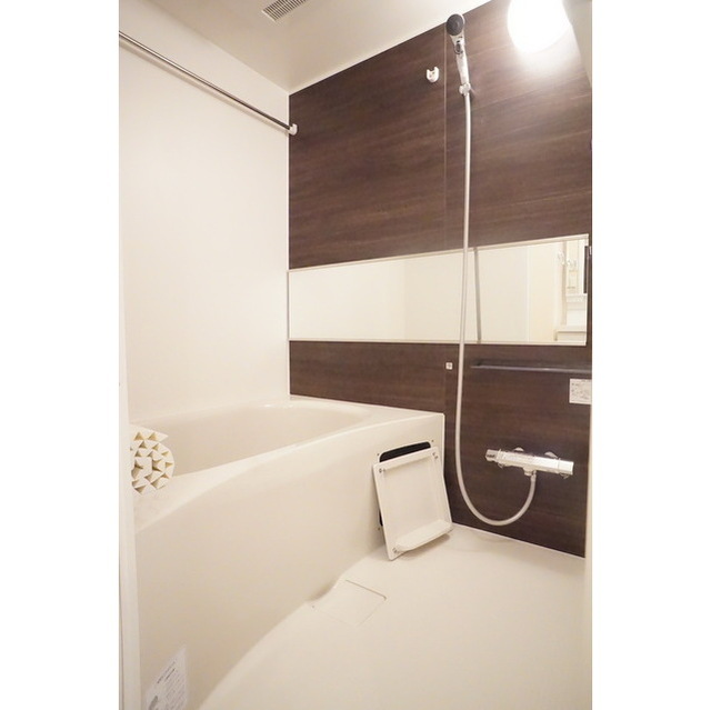 バス・シャワールーム　アクセントカラーが映える癒やしの空間のＢ