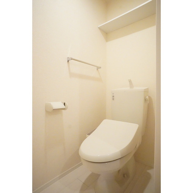 トイレ　棚やホルダーの設備が嬉しいトイレ（＾＿＾