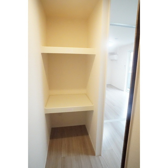 収納　リビング隣接洋室のクローゼットは大容量！