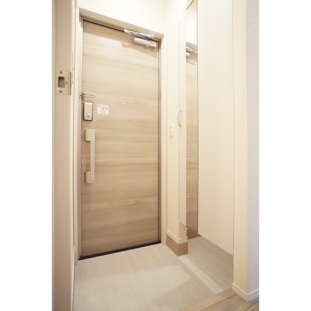 玄関　ミラー付きの大容量シューズボックス完備の