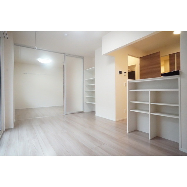 居室・リビング　１１．２帖の縦長ＬＤＫでより広く感じられ