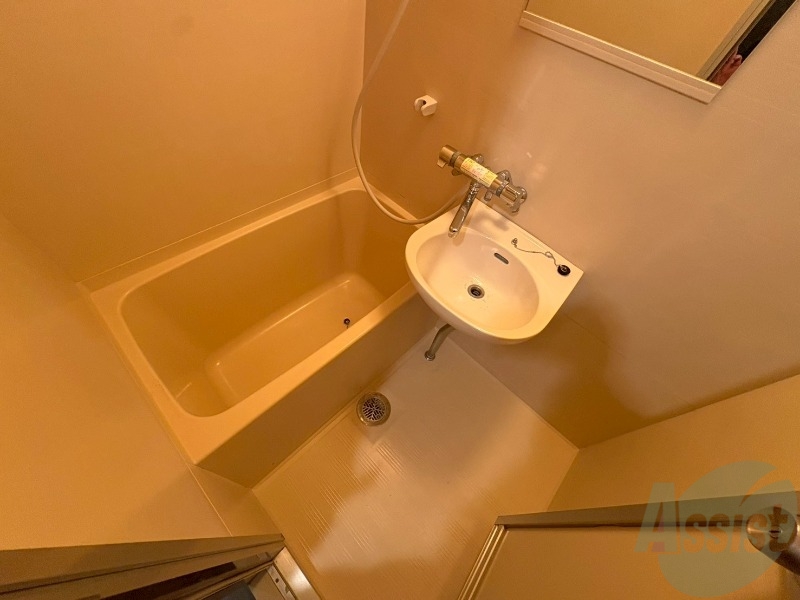 バス・シャワールーム　バスルームは狭すぎず、シャワーも浴びやすそうです。