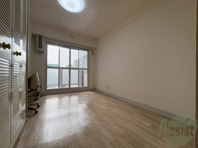 居室・リビング　洋室を撮影しました。日射しがあり明るい印象。