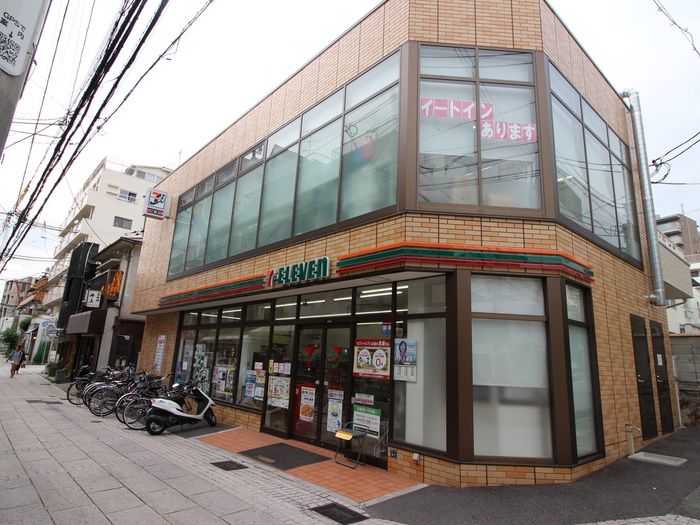 コンビニ　セブンイレブン（コンビニ）まで700m