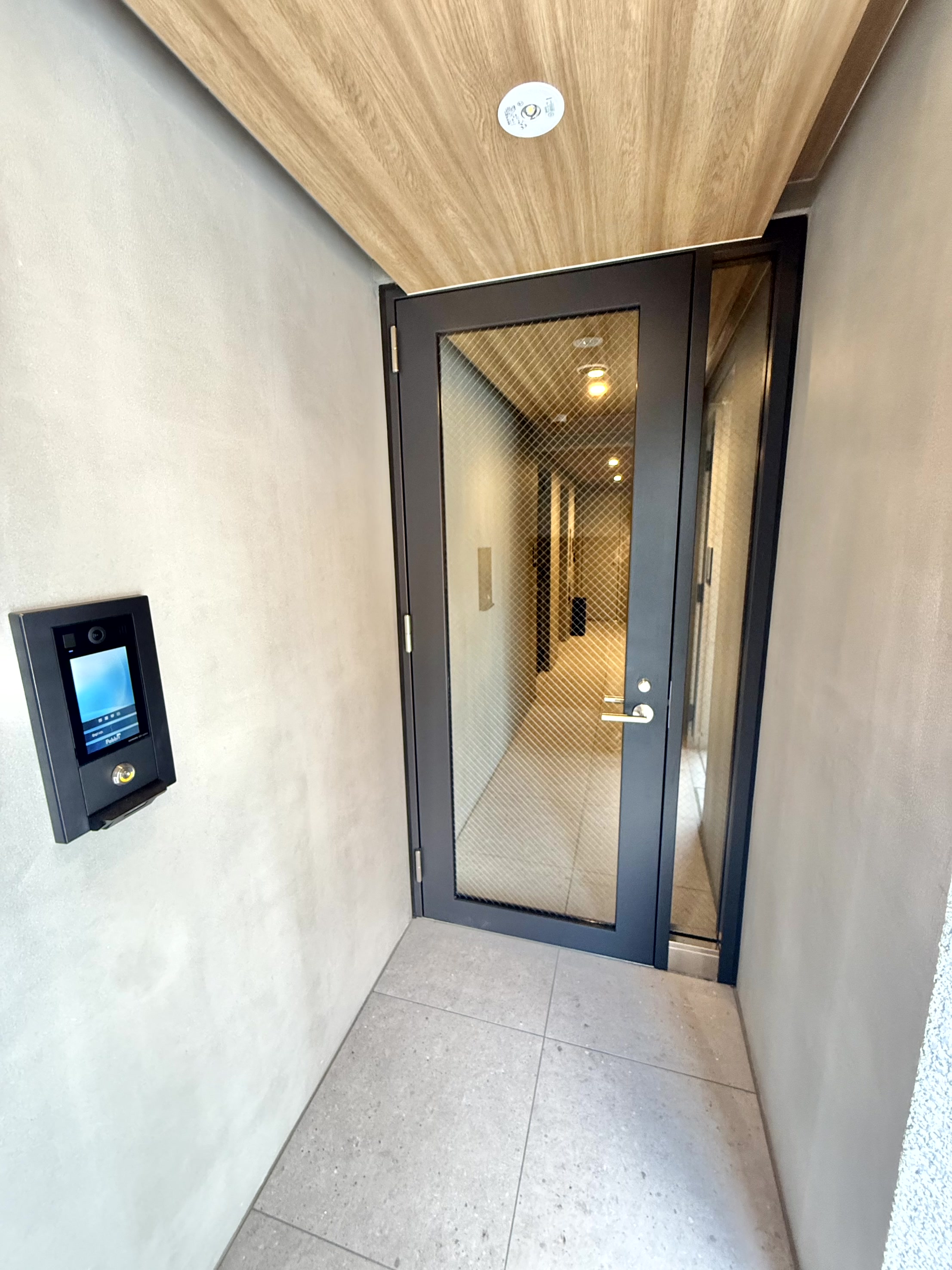 エントランス　宅配ＢＯＸ、ディンプルキー、置配対応オートロック、防犯カメラ