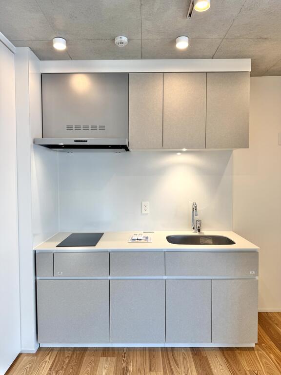 キッチン　IHコンロ２口。バルコニー付き。ゆとりあるキッチンシンク