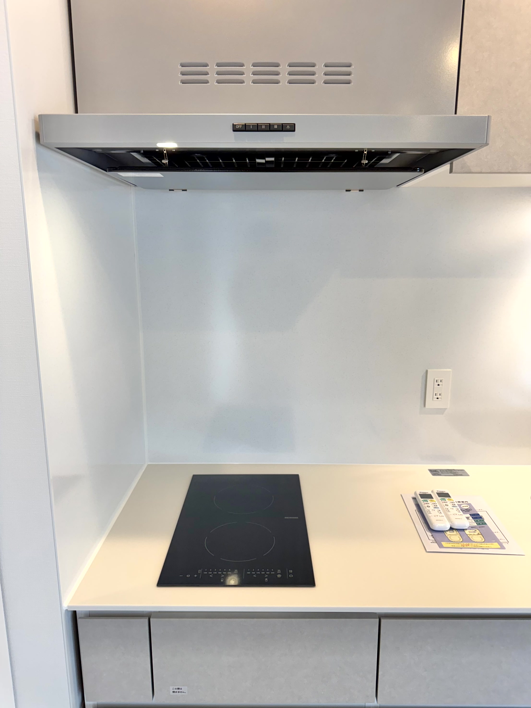 キッチン　IHコンロ２口。バルコニー付き。ゆとりあるキッチンシンク