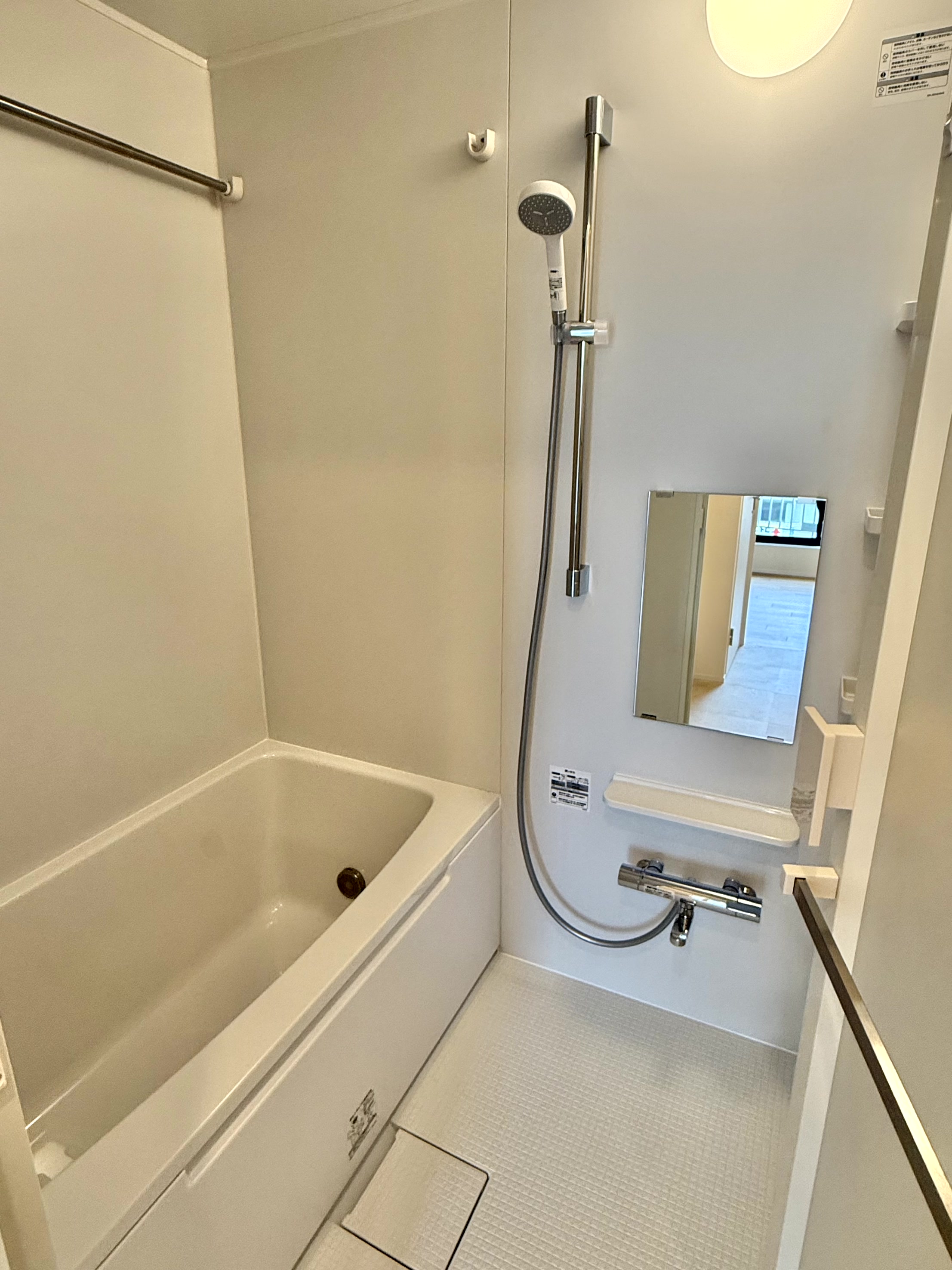 バス・シャワールーム　バストイレ別。浴室乾燥暖房、２４H換気システム…充実設備