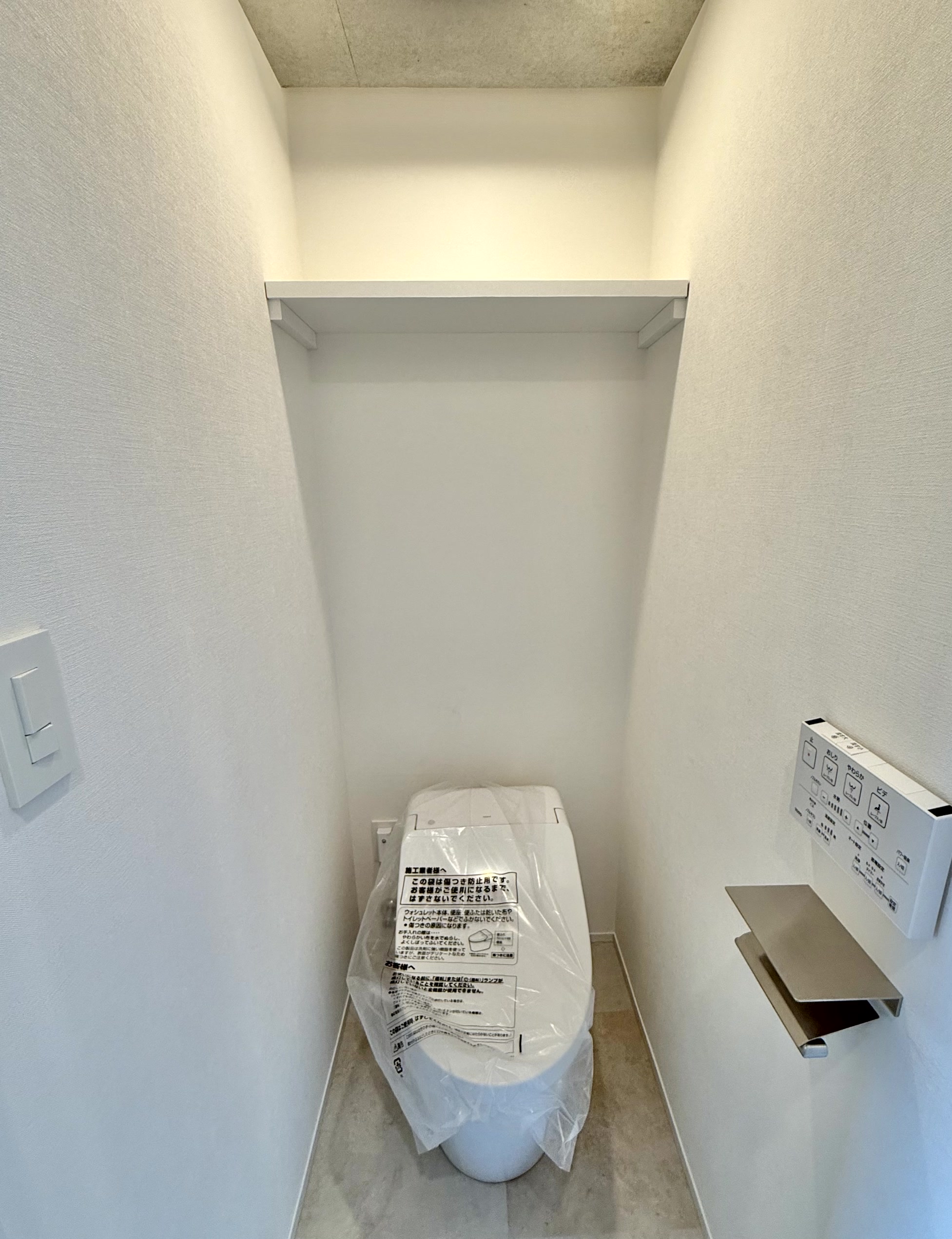 トイレ　バストイレ別。暖房洗浄便座。