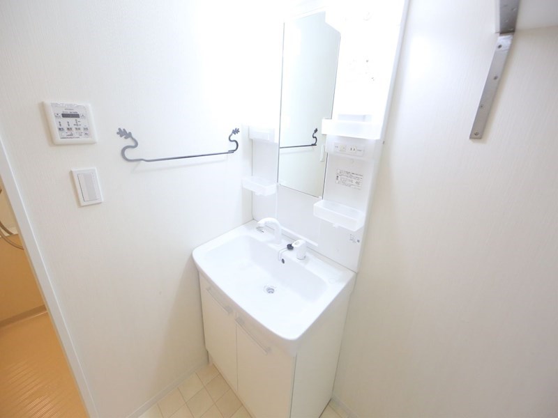 洗面設備　脱衣所　独立洗面台（シャンプードレッサー付）収納スペース有