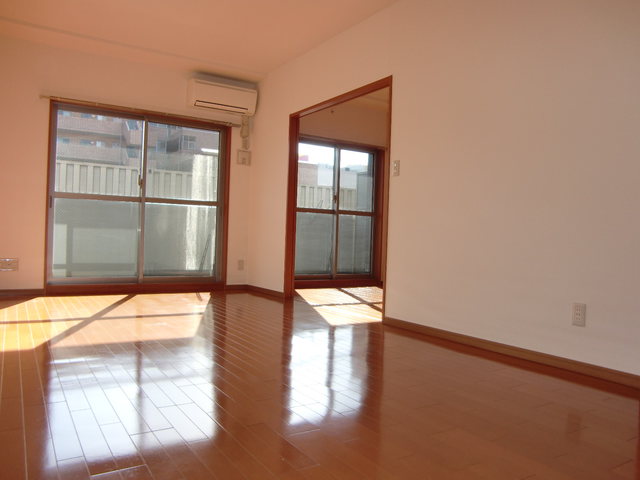 居室・リビング　参考写真（当建物別部屋のものです）