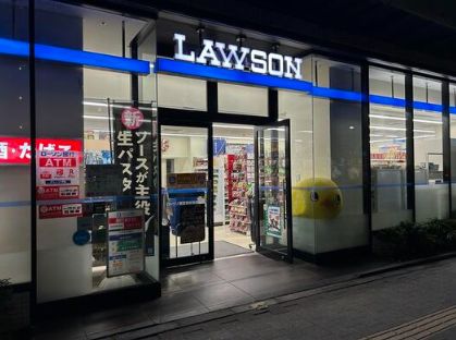 コンビニ　ローソン都営東新宿駅前店（コンビニ）まで129m