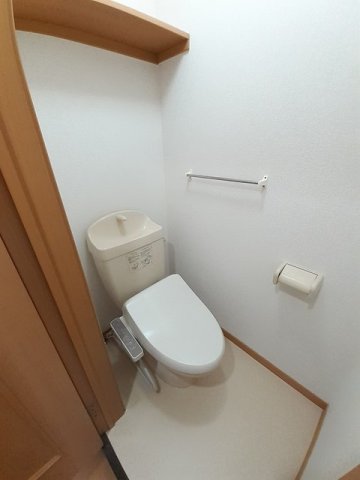 トイレ　落ち着いた色調のトイレです