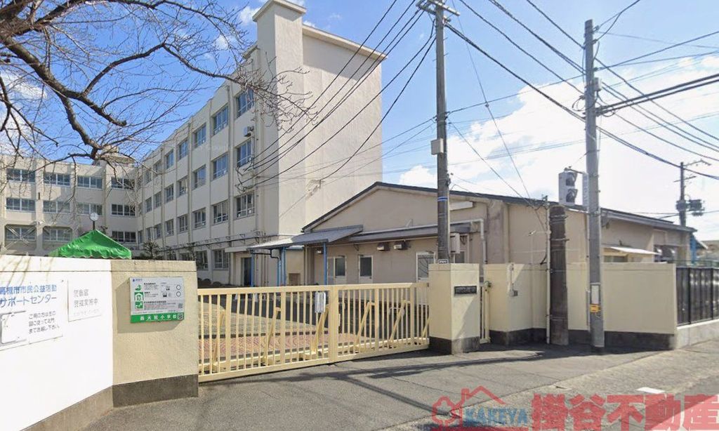 小学校　高槻市立西大冠小学校（小学校）まで890m